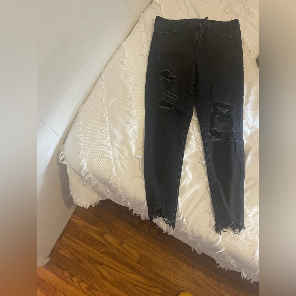 AE women’s cropped distressed black jeggings !!